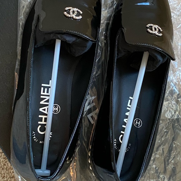 Chanel Patent Pearl Loafers Size 35.5 - Picture 6 of 11